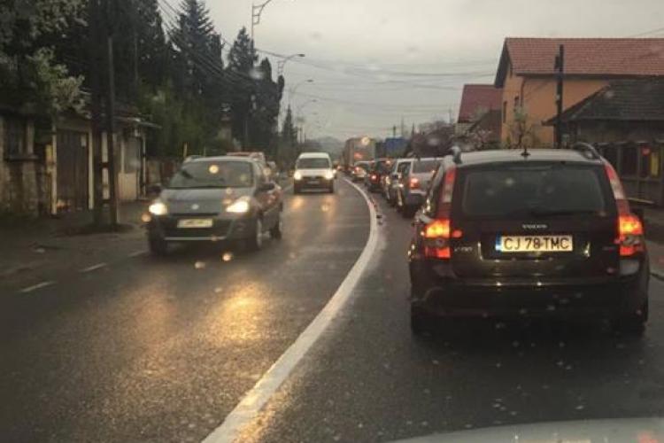 Trafic blocat în Baciu! După ploaie oamenii au ieșit cu mașinile - FOTO