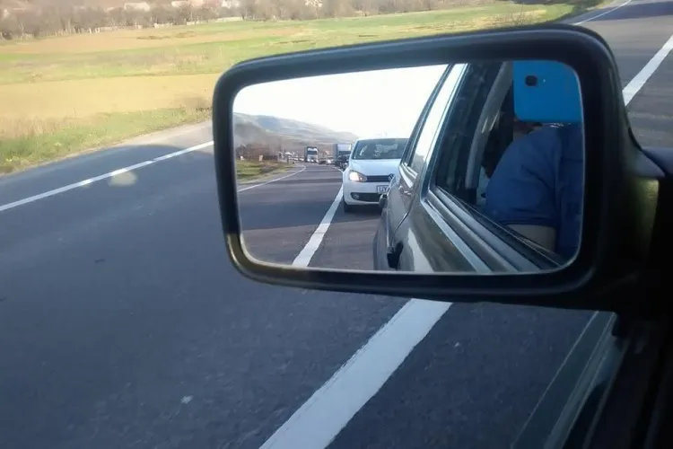 Clujul revine acasă din vacanță! Drumul Huedin - Cluj e blocat - FOTO