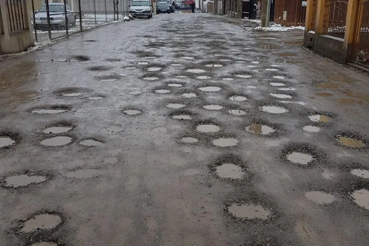 Cluj-Napoca - Evitați strada Mozart: Oamenii cu bani să o repare singuri - FOTO