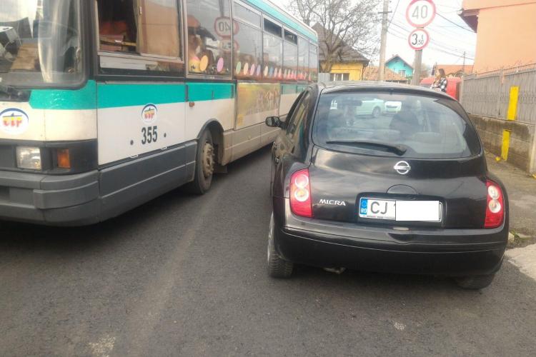 A blocat traficul pe o stradă din Cluj și a fost lovită de autobuz. Poliția a venit urgent - FOTO