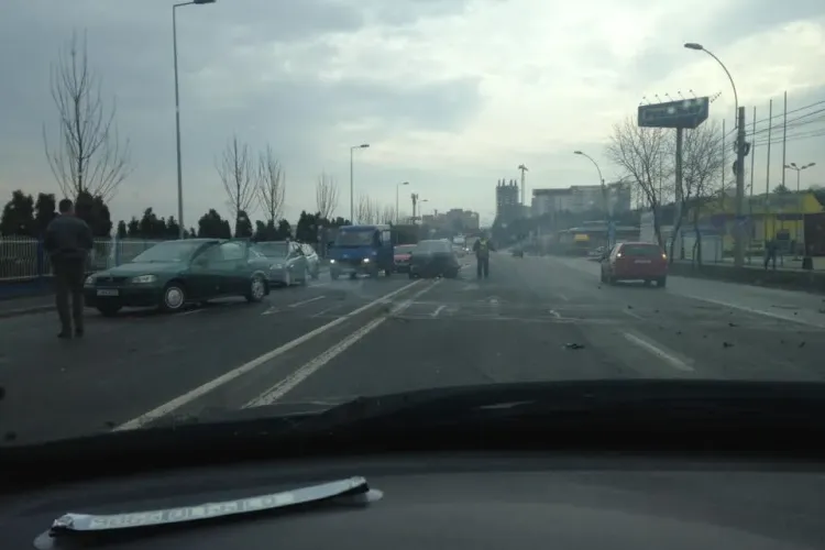 Accident la Praktiker, sâmbătă dimineața. Șoferul era deja ”udat” de Paște - VIDEO