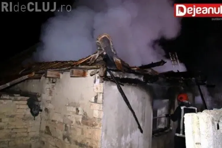 Incendiu lângă Gherla. Un bătrân a ajuns la spital VIDEO