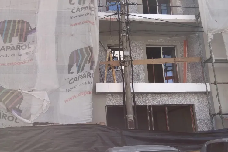 Cum se sfidează urbanismul la Cluj! A apărut un nou bloc cu balcoanele lipite de stâlpul de iluminat FOTO