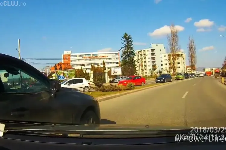 Tamponare în sensul giratoriu Calea Turzii cu Observatorului. A fost găsit vinovat cel nevinovat? - VIDEO