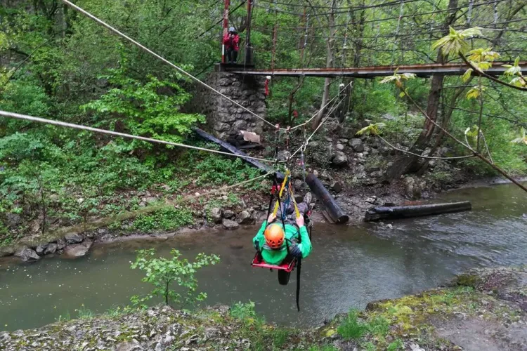 Exercițiu de salvare din plan vertical în Cheile Turzii - FOTO