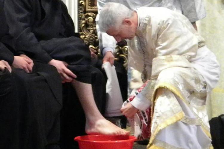 Episcopul Florentin Crihălmeanu a spălat picioarele a 12 preoți și seminariști