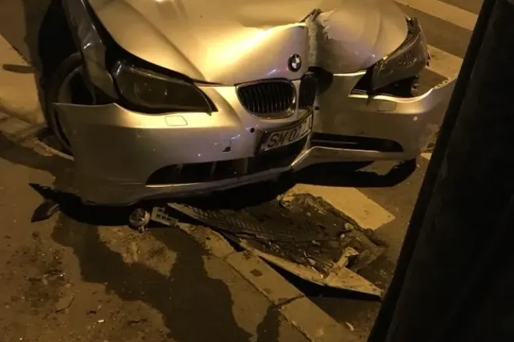 BMW ”împlântat” într-un stâlp pe strada Republicii. Șoferul era beat la volan - FOTO