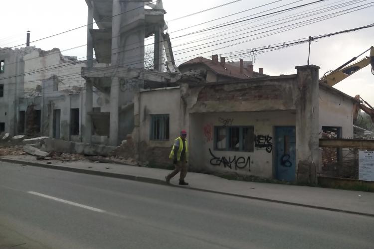 Noi imagini cu HAOSUL de la demolarea de pe strada Scorțarilor. Primăria Cluj-Napoca tace! - FOTO