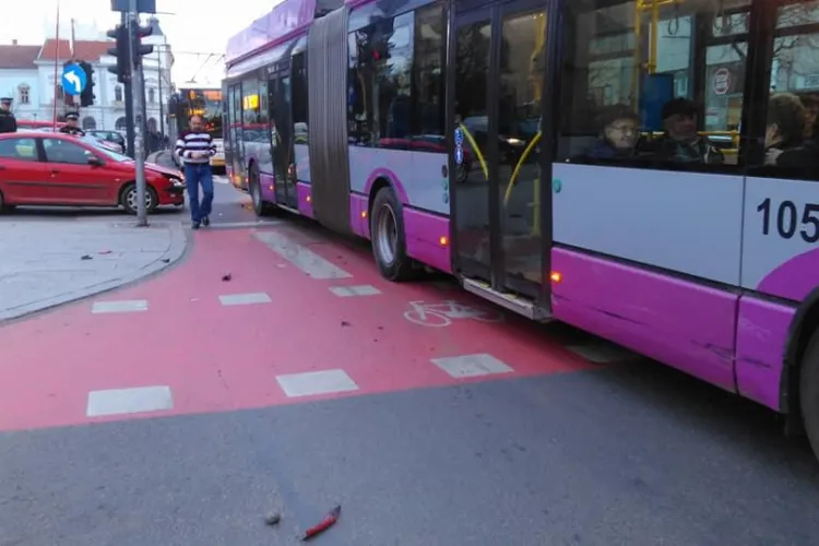 Accident la ieșirea din parcarea din Piața Unirii! A făcut ”BOC” cu autobuzul - FOTO