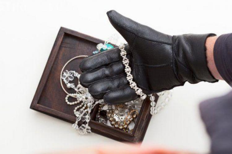 Hoț de bijuterii profesionist, prins de polițiștii clujeni. Era căutat pentru comiterea mai multor furturi în Austria