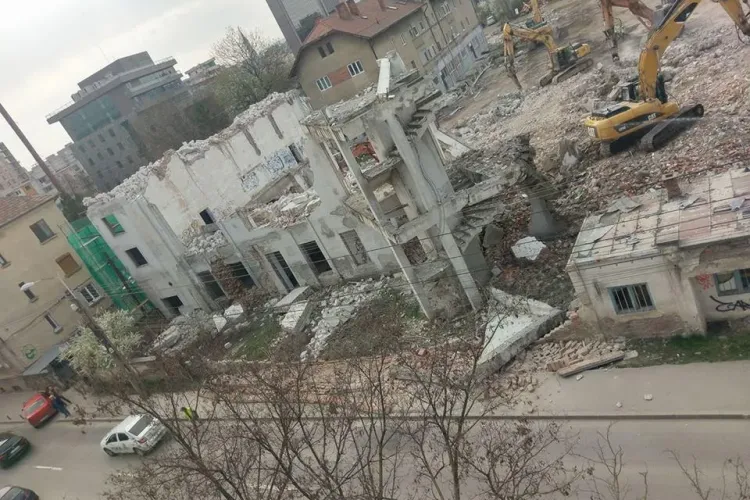 Demolare a la Cluj! Cad bucăți din clădire pe carosabil. Haos în urbanismul clujean - FOTO