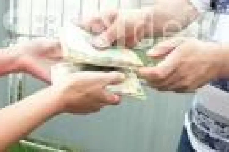 Adolescent de 17 ani, reținut de polițiștii clujeni după ce a înșelat două persoane prin metoda ”Accidentul”. Le-a dat o țeapă de 25.000 lei