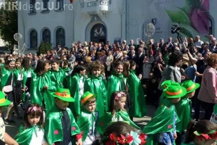 Copiii de grădiniță puși să defileze în fața premierului Viorica Dăncilă - VIDEO