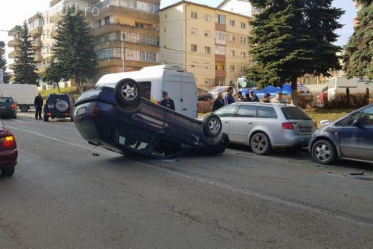 Accident impresionant la Dej. Un șofer beat la volan a reușit să se răstoarne cu mașina în mijlocul străzii FOTO