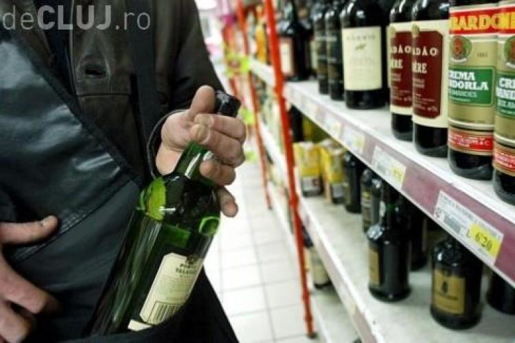 Clujean prins de polițiști după ce a furat băutură de peste 1.200 de lei dintr-un supermarket