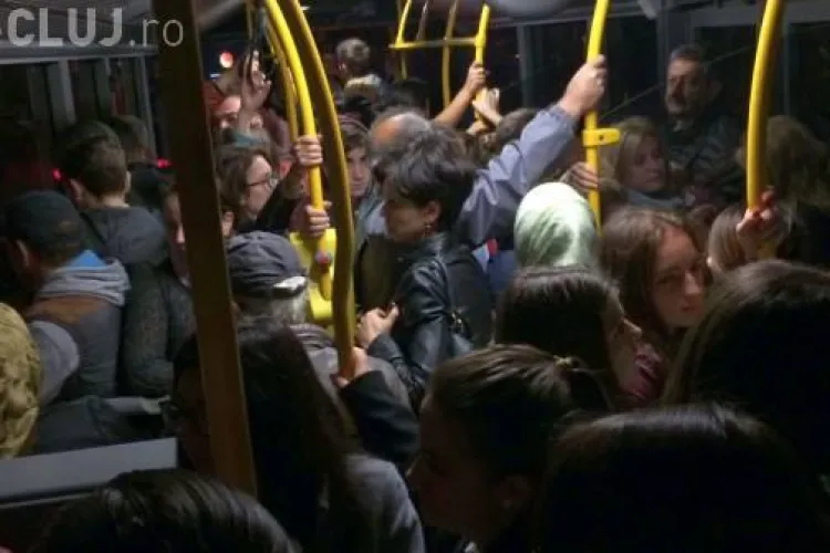 Angajații de la Emerson sunt furioși pe condițiile din autobuzele CTP: Înghesuiți ca în India