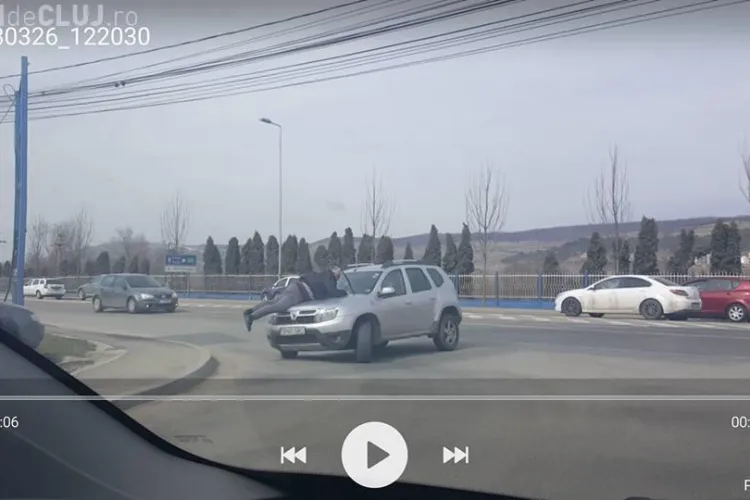 Bătaie în trafic la Praktiker/Arabesque. Bărbat plimbat pe capota unui Duster - VIDEO
