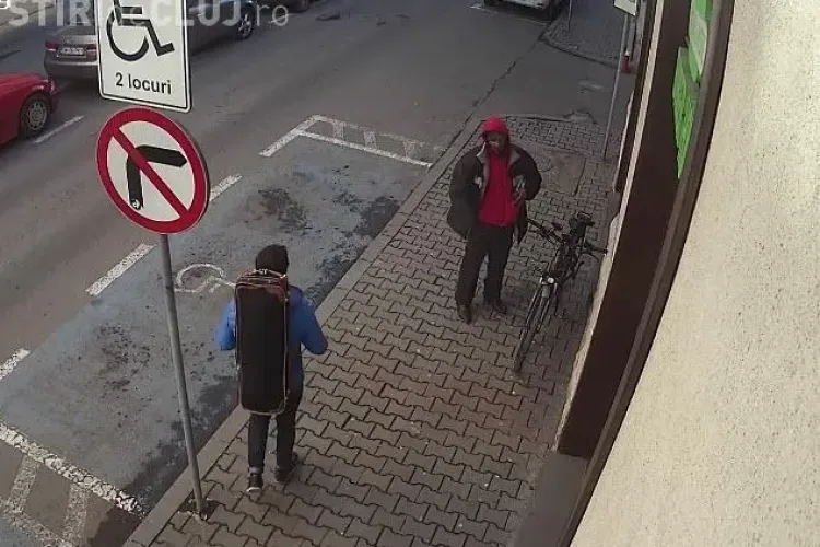 Cluj-Napoca: Bicicletă electrică furată de un om al străzii în zona centrală a orașului - VIDEO