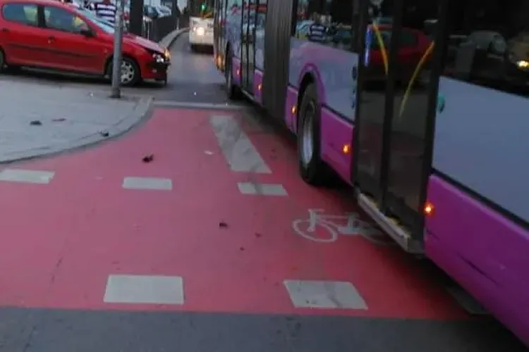 Neatenția costă! Un șofer a intrat cu mașina în troleibuz, ieșind din parkingul din Piața Unirii FOTO