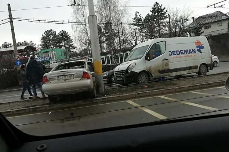 Accident pe strada Oașului! Șoferii au uitat cum se conduce - FOTO
