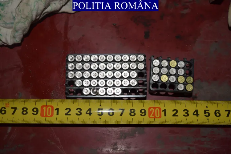 Arsenal de arme găsit acasă la un clujean - FOTO