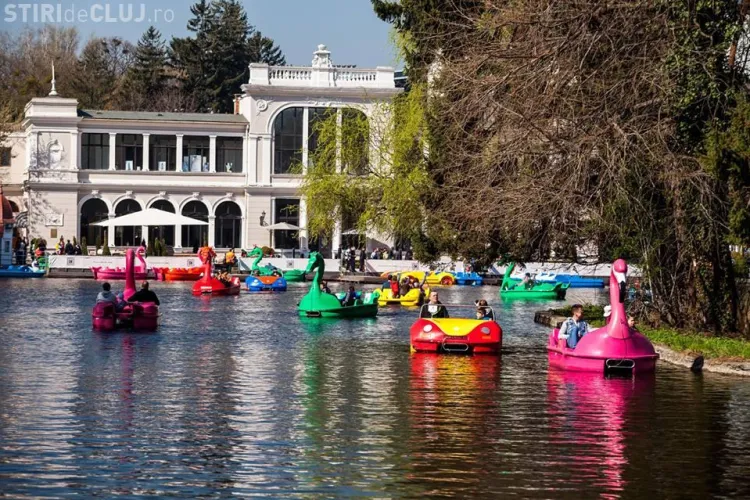 Revin bărcile pe Lacul Chios 