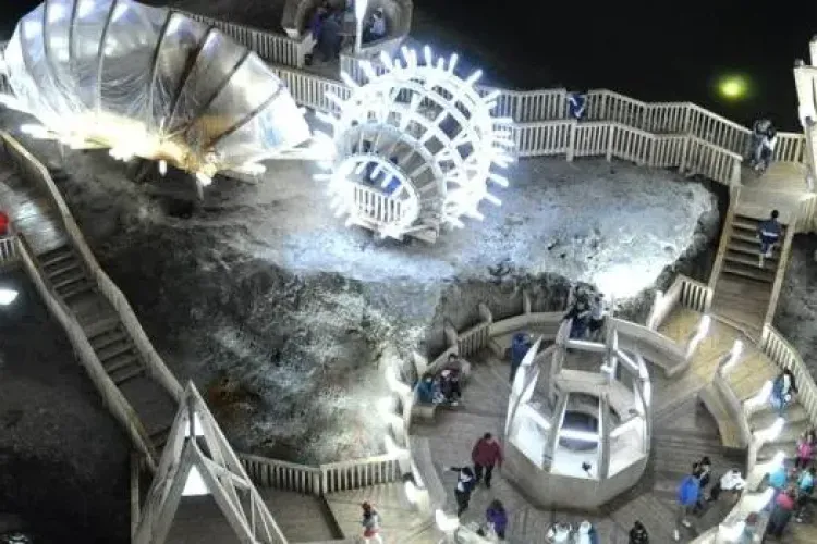 Turiști blocați în roata panoramică din Salina Turda. Pompierii au intervenit timp de o oră pentru a-i scoate