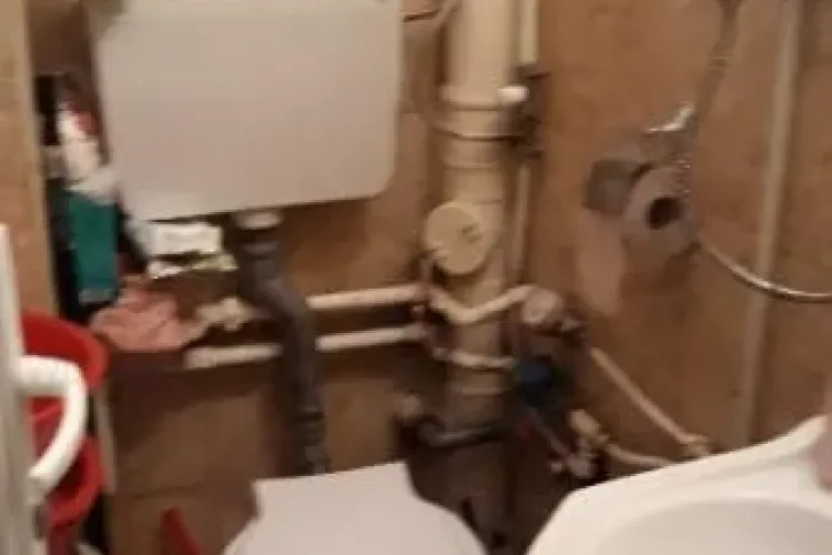 Cluj: ”Garsonieră” de lux de vânzare. Faci duș în chiuvetă? - FOTO