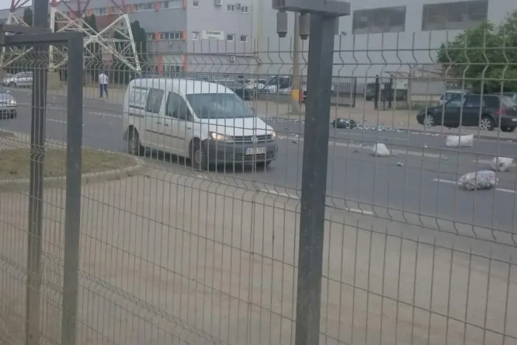 Saci cu deșeuri căzuți dintr-o mașină pe Bulevardul Muncii - FOTO