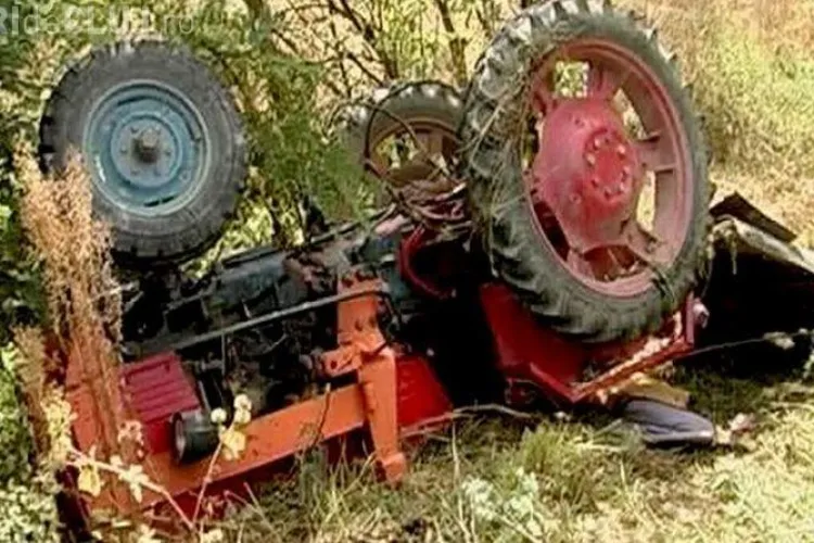  CLUJ: Accident mortal pe un drum periculos. Un bărbat și-a pierdut viața după ce s-a răsturnat cu tractorul