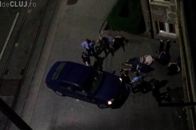 Suporterii CFR Cluj și Universitatea Craiova s-au bătut în Piața Gării - VIDEO