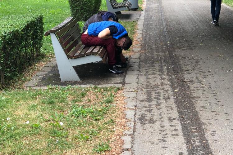 ”Obosiți” după programul de lucru, doi tineri au leșinat în Parcul Central - VIDEO