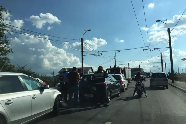 A treia zi cu accident pe Podul IRA. Trei mașini au fost implicate FOTO