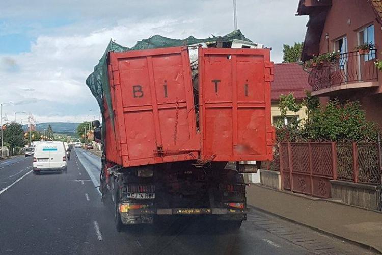 Așa se face transport de marfă la Cluj. Pericol public - FOTO