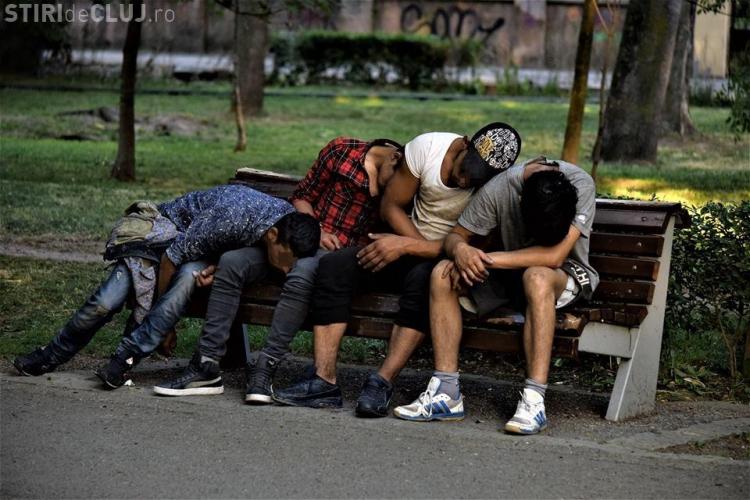 Parcul Central: Tineri ”rupți de muncă” zac leșinați pe bancă - FOTO