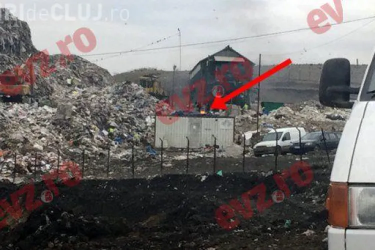 Inconștiență la Groapa de gunoi a Clujului! Angajații fac focul lângă munții de deșeuri VIDEO