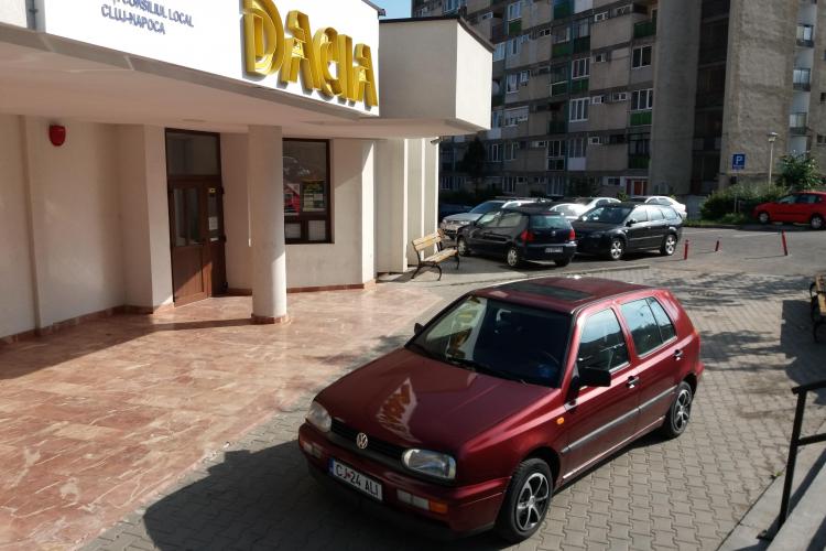 Parcarea pentru polițiști ȘMECHERI în ușa Cinema Dacia! Poliția Locală, de teamă, nu ia măsuri - FOTO