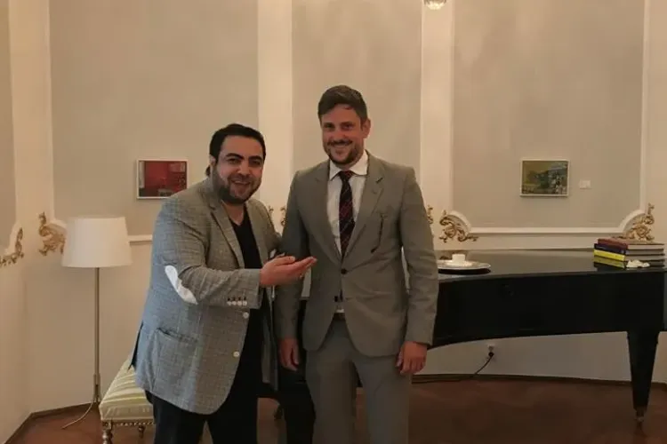 Manelistul Dan Bursuc primit oficial la ambasada Suediei