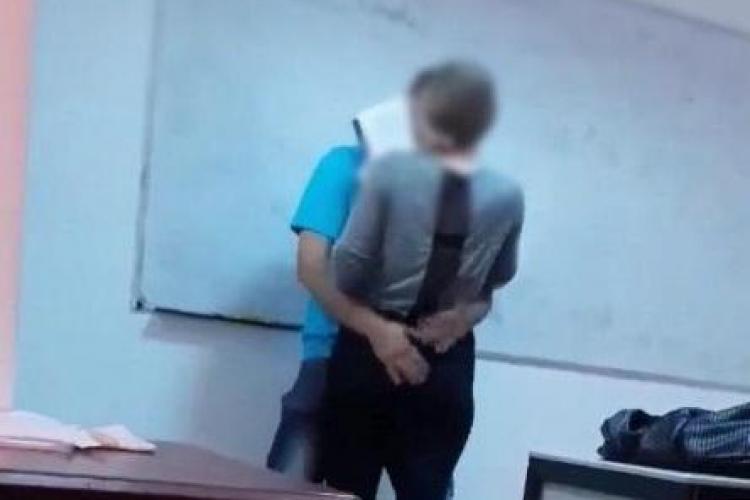 Incident șocant la un liceu din România! Un profesor a fost filmat în timp ce se săruta cu o elevă de 15 ani în sala de clasă VIDEO 