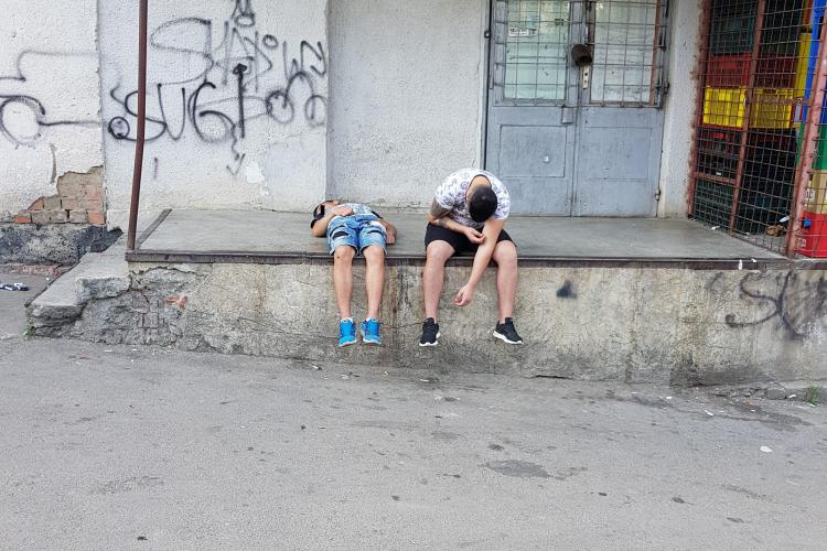 Tineri drogați în Mănăștur, la complexul Minerva - FOTO