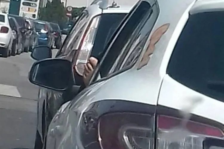 Nesimțire sau nu? Un taximetrist clujean își așteaptă clienții cu picioarele goale, scoase pe geam FOTO