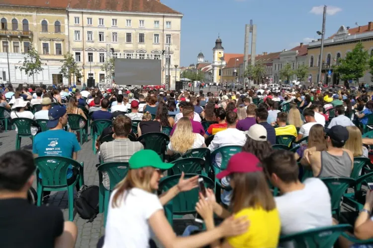 Clujenii s-au strâns în Piața Unirii pentru a o susține pe Halep. Sute de clujeni urmăresc meciul în aer liber FOTO