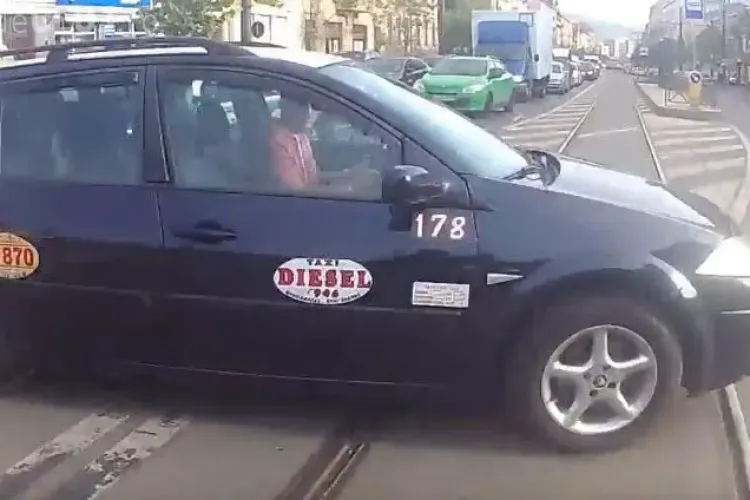 Cluj-Napoca, strada Horea. Un taxi i-a tăiat calea unui motociclist. E ”Care pe Care!” - VIDEO