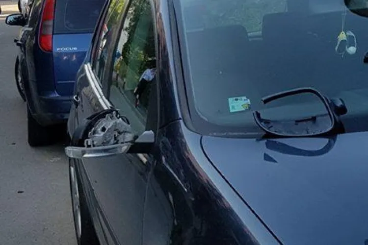 Cluj: Un disperat a vandalizat mașinile de lângă Studium Green - FOTO