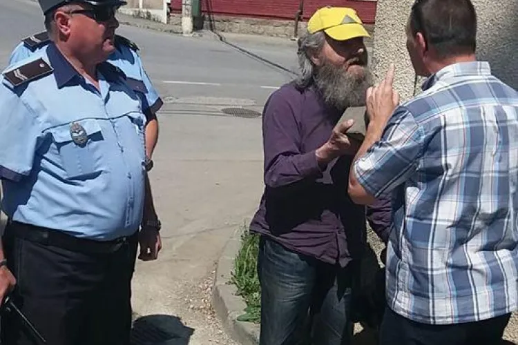 Un cunoscut blogger din Turda fura dale din Parcul Central - FOTO
