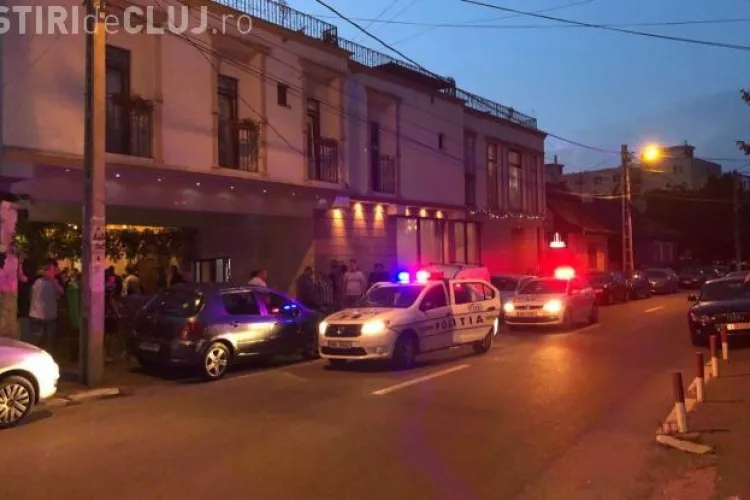 CLUJ: Bătaie la un local din Câmpia Turzii. Agresorul a fost încătușat de polițiști VIDEO