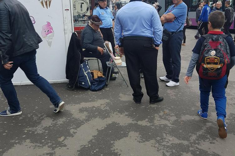 Trei polițiști locali să ridice un vânzător ambulant. Clujul nu mai are probleme?  - FOTO