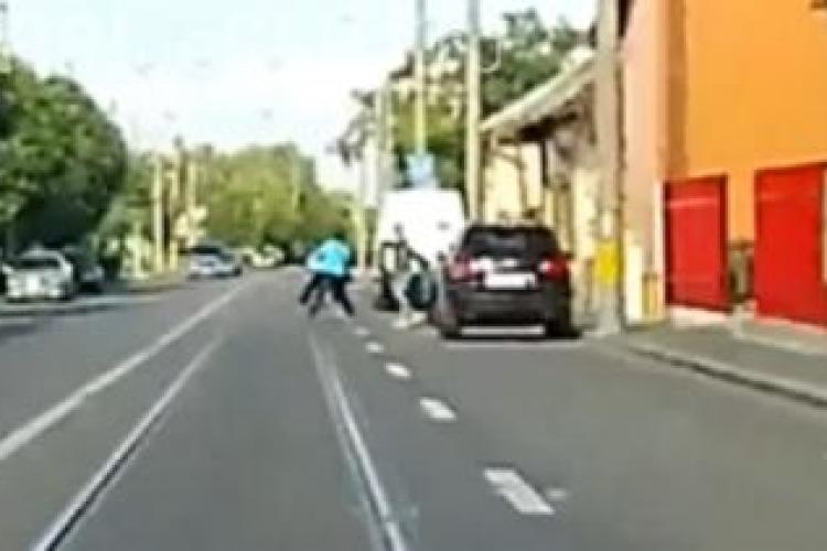 CLUJ: Biciclistă accidentată după ce un taximetrist i-a deschis ușa în față. A cui e vina? VIDEO