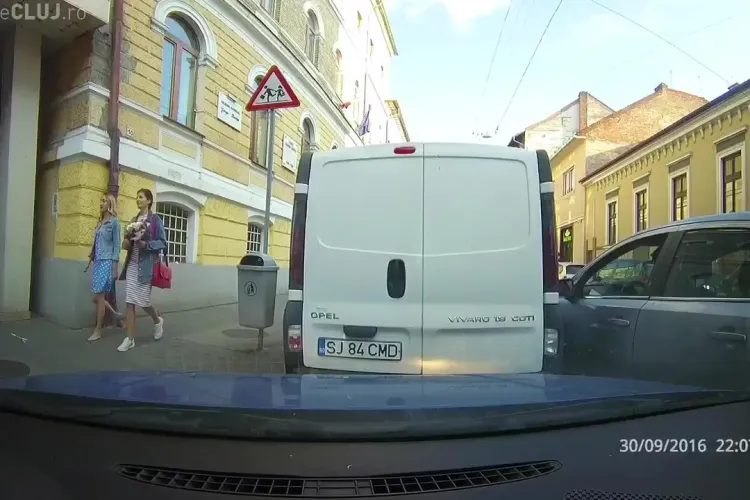 Șofer NESIMȚIT! A lovit un autoturism parcat și a plecat SENIN - VIDEO