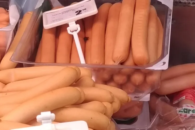 Cluj: Muscă moartă pe mezeluri - FOTO